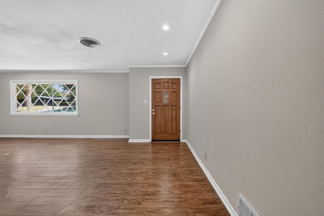 5900 Whitman Ave - Photo 4 of 22