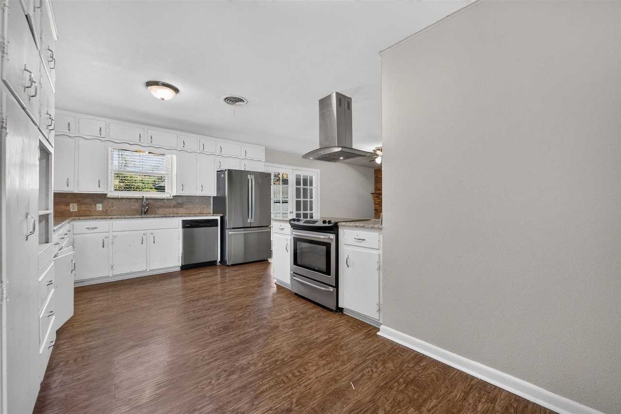 5900 Whitman Ave - Photo 5 of 22
