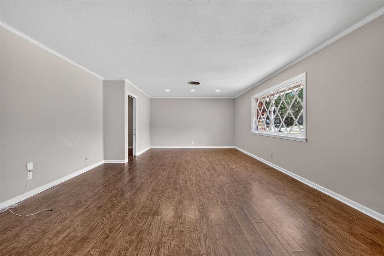 5900 Whitman Ave - Photo 6 of 22