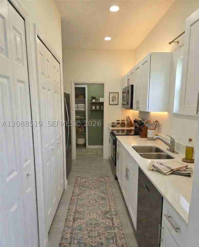 515 KILLARNEY AVE S #0 - Photo 3 of 11