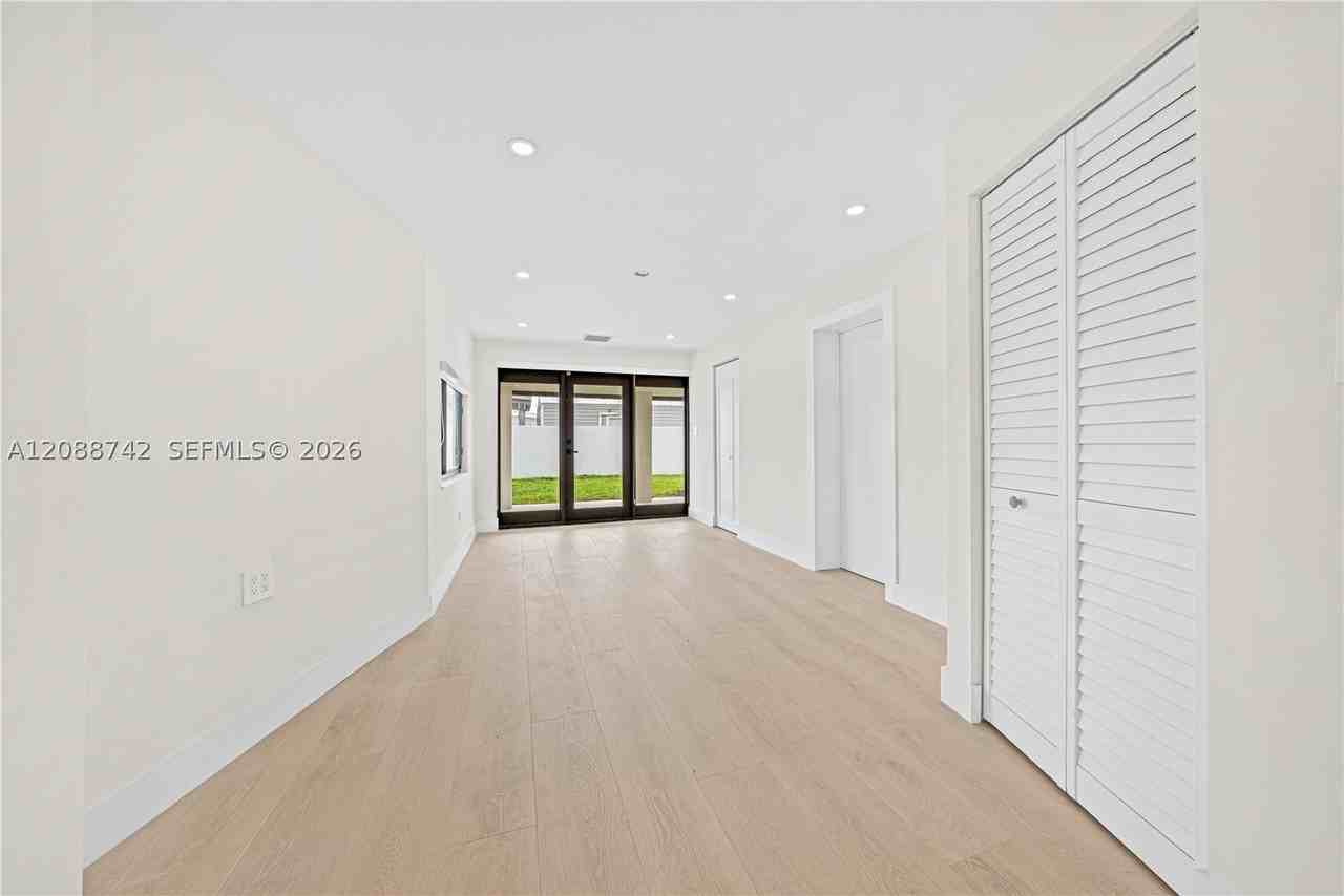 11300 Sw 43rd St - Photo 4 of 31