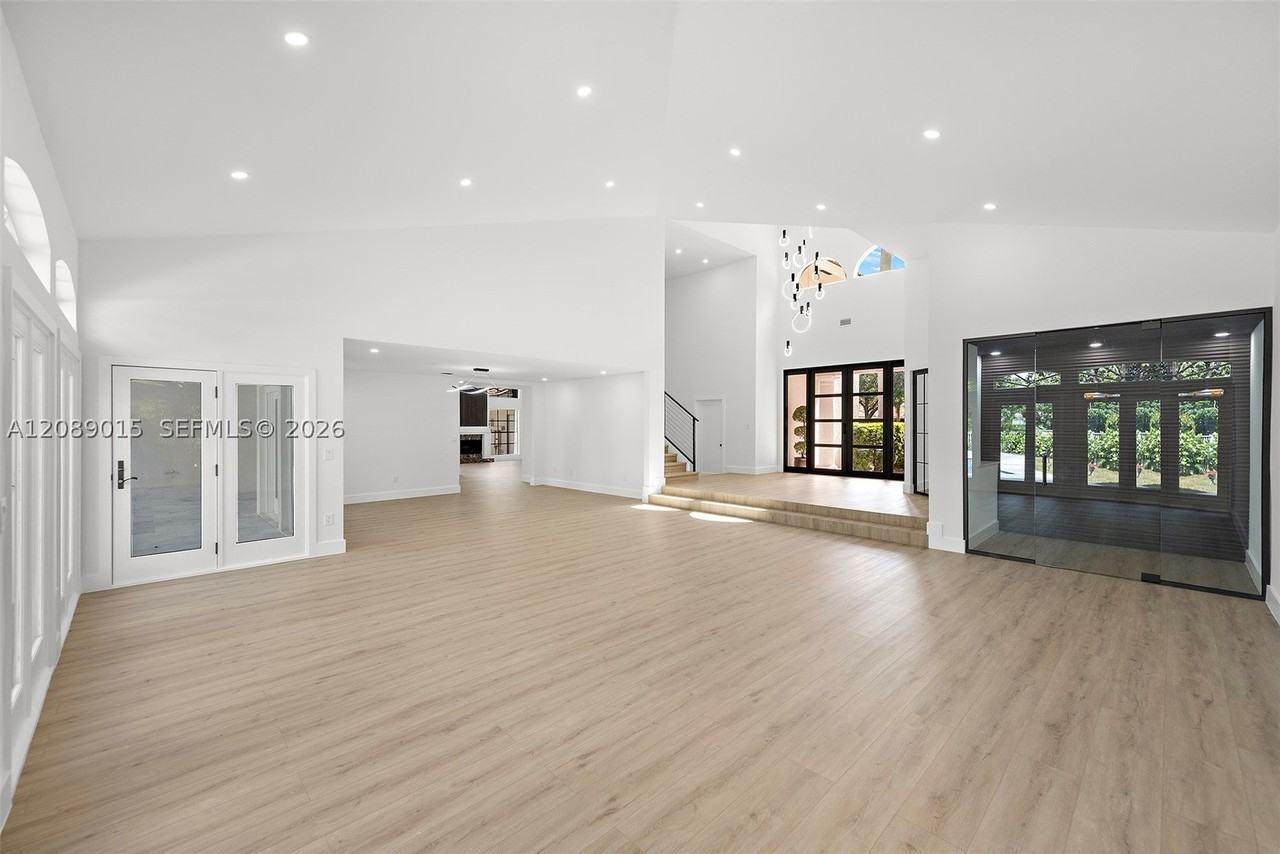 4499 Woodfield Blvd - Photo 4 of 47
