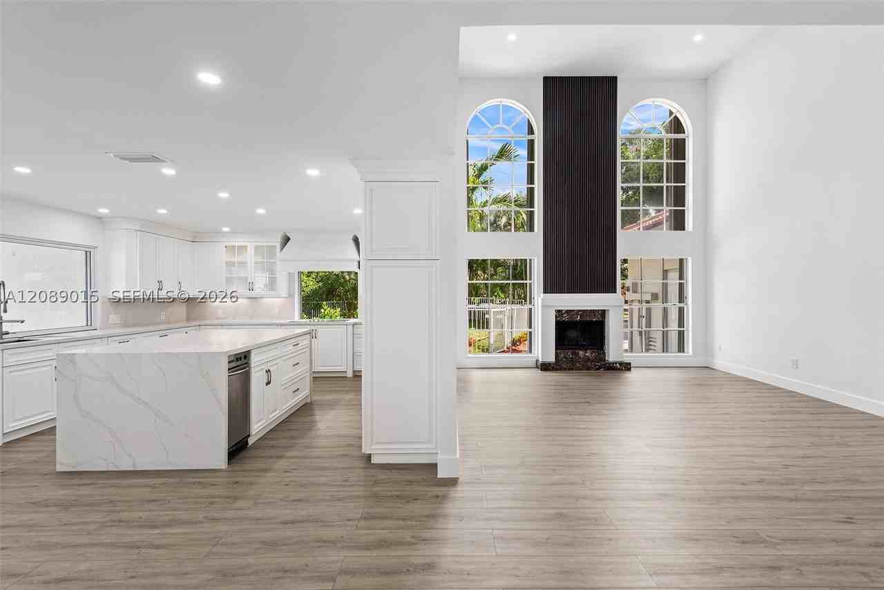 4499 Woodfield Blvd - Photo 5 of 47