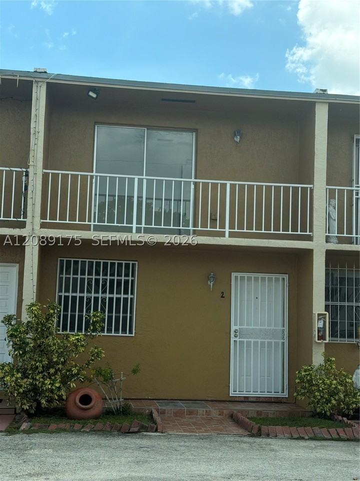 10962 Sw 4th St #I2 - Photo 3 of 39
