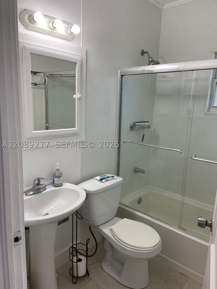 517 Sw 4th Ave #2 - Photo 4 of 8