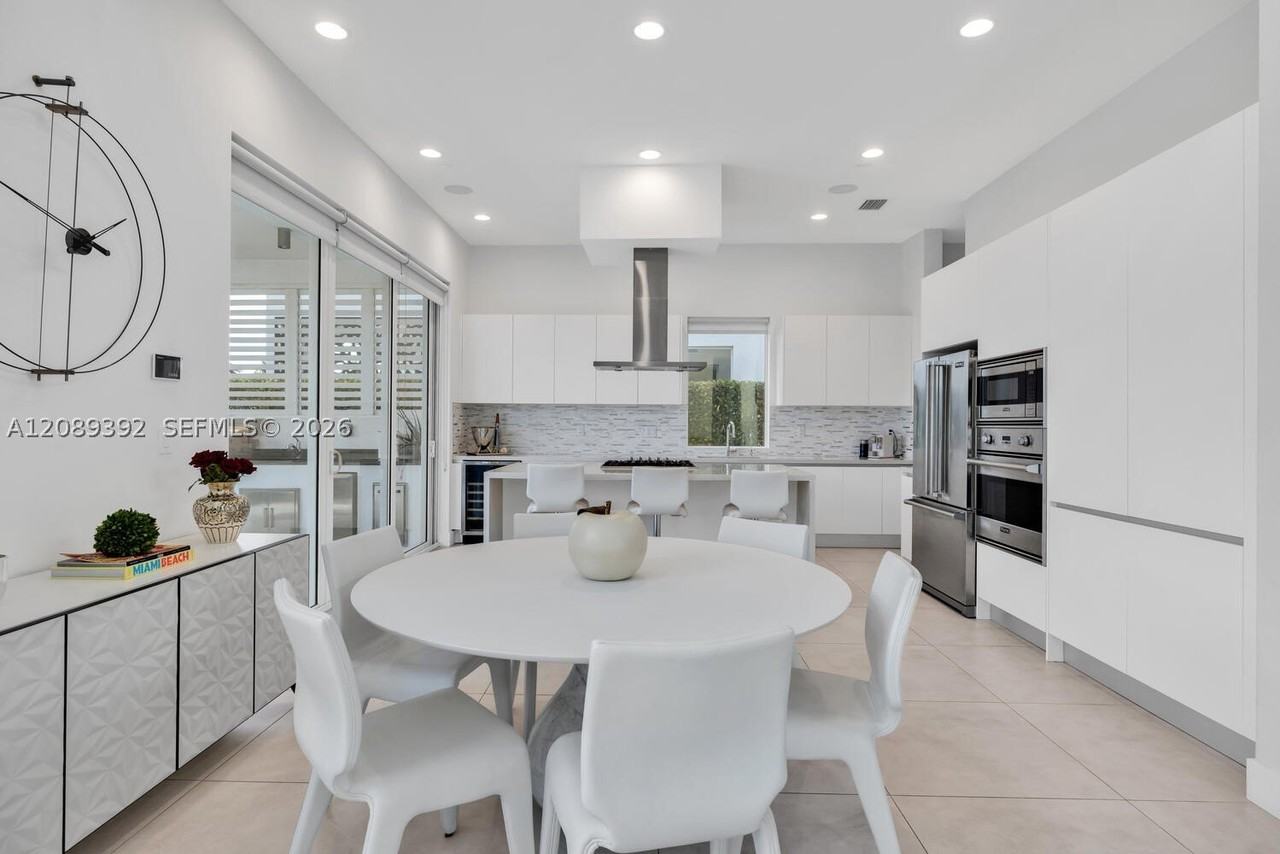 10250 Nw 75th Ter - Photo 6 of 23