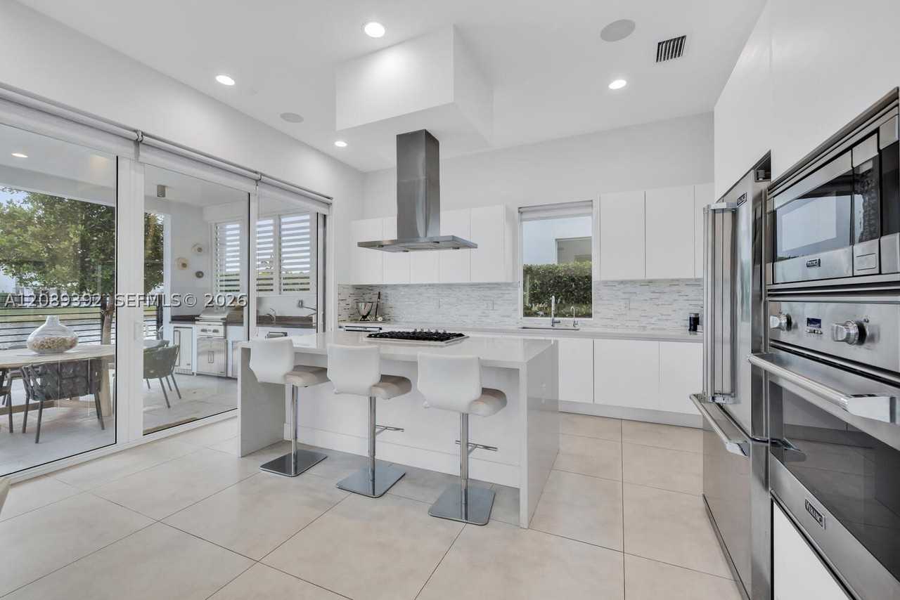 10250 Nw 75th Ter - Photo 7 of 23