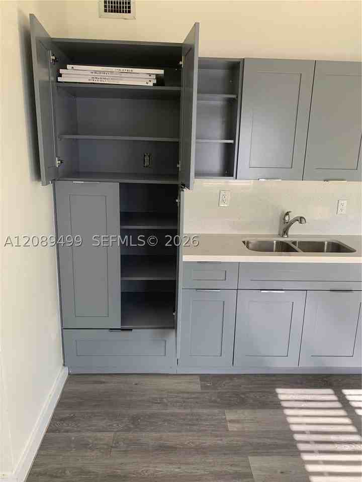 950 Nw 56th St - Photo 3 of 10