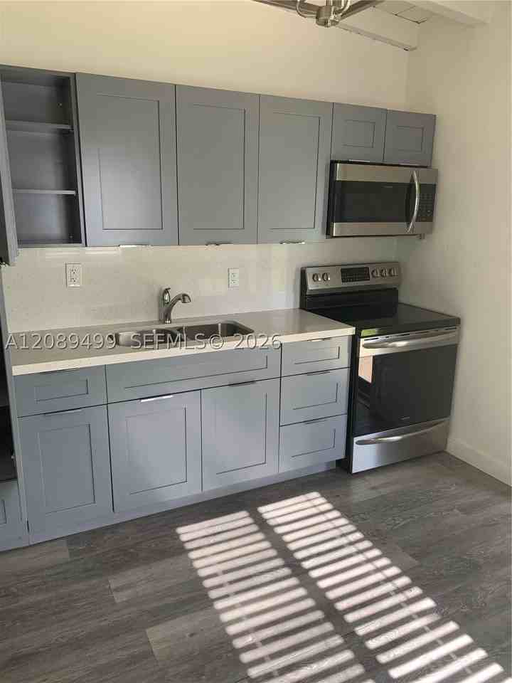 950 Nw 56th St - Photo 4 of 10