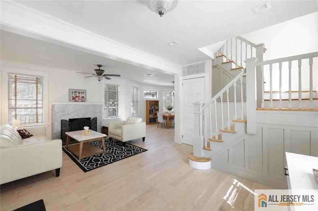 101 S 4th Ave - Photo 7 of 38