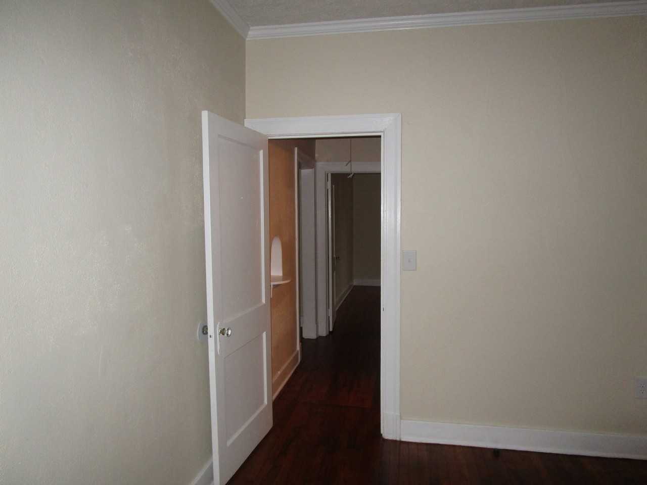 3062 Oxford Ave - Photo 2 of 17