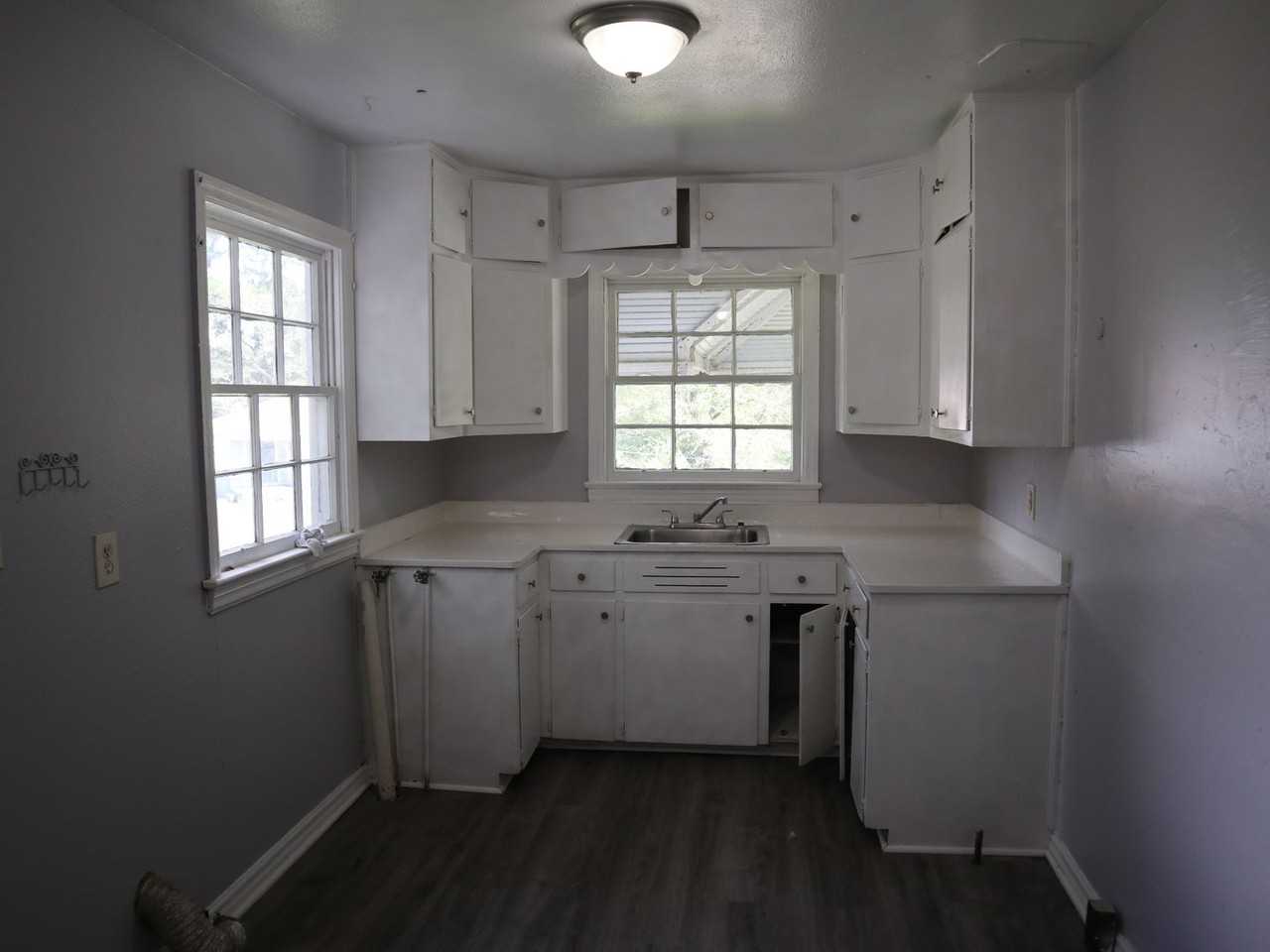 624 Beverly Dr N - Photo 3 of 8
