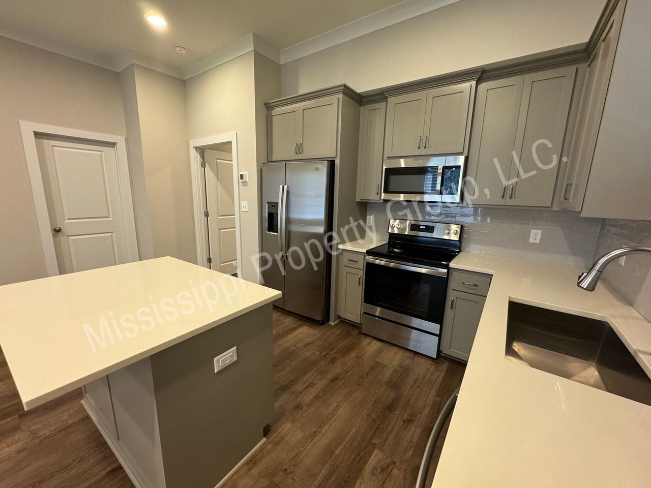 1404 Pleasant Dr - Photo 7 of 25