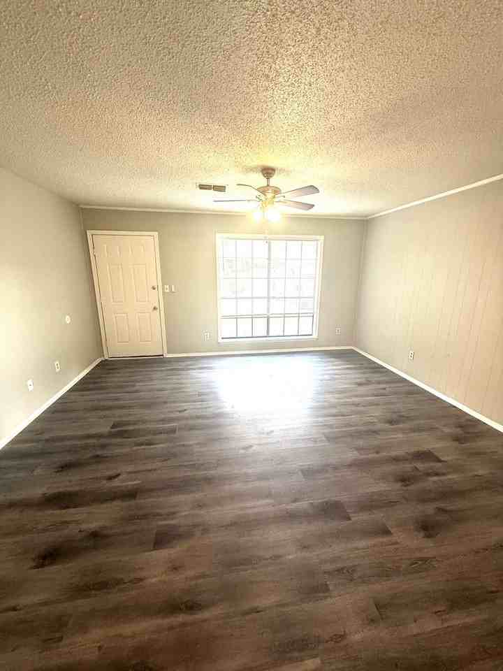 230 Joyce St - Photo 4 of 11