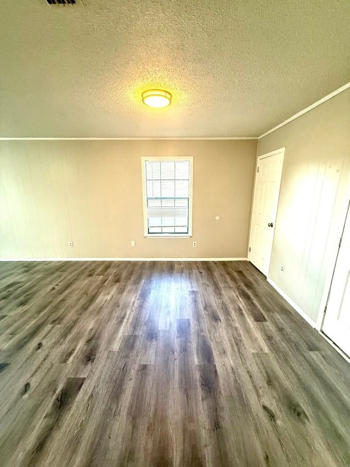 230 Joyce St - Photo 5 of 11