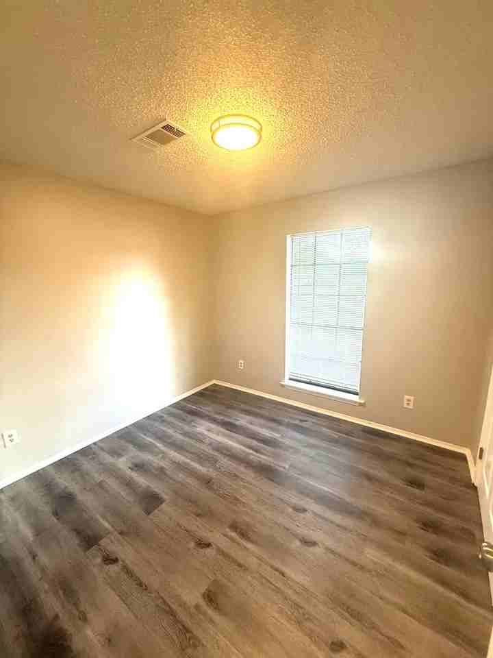 230 Joyce St - Photo 7 of 11