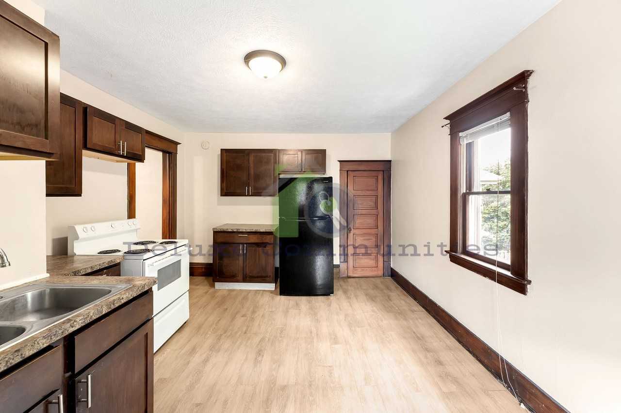 749 Jackson St Nw #2 - Photo 6 of 23
