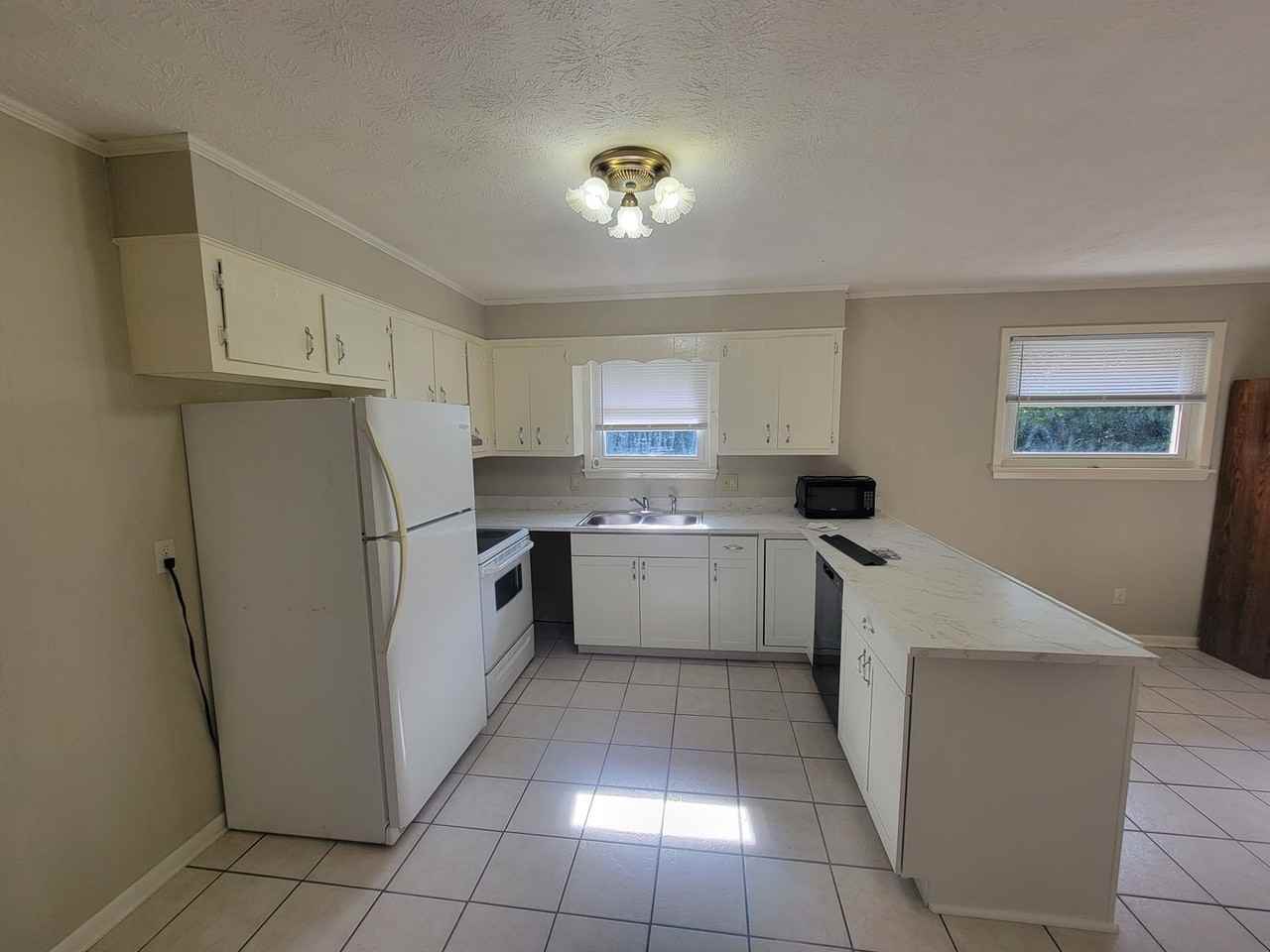225 Pecan Dr - Photo 5 of 20