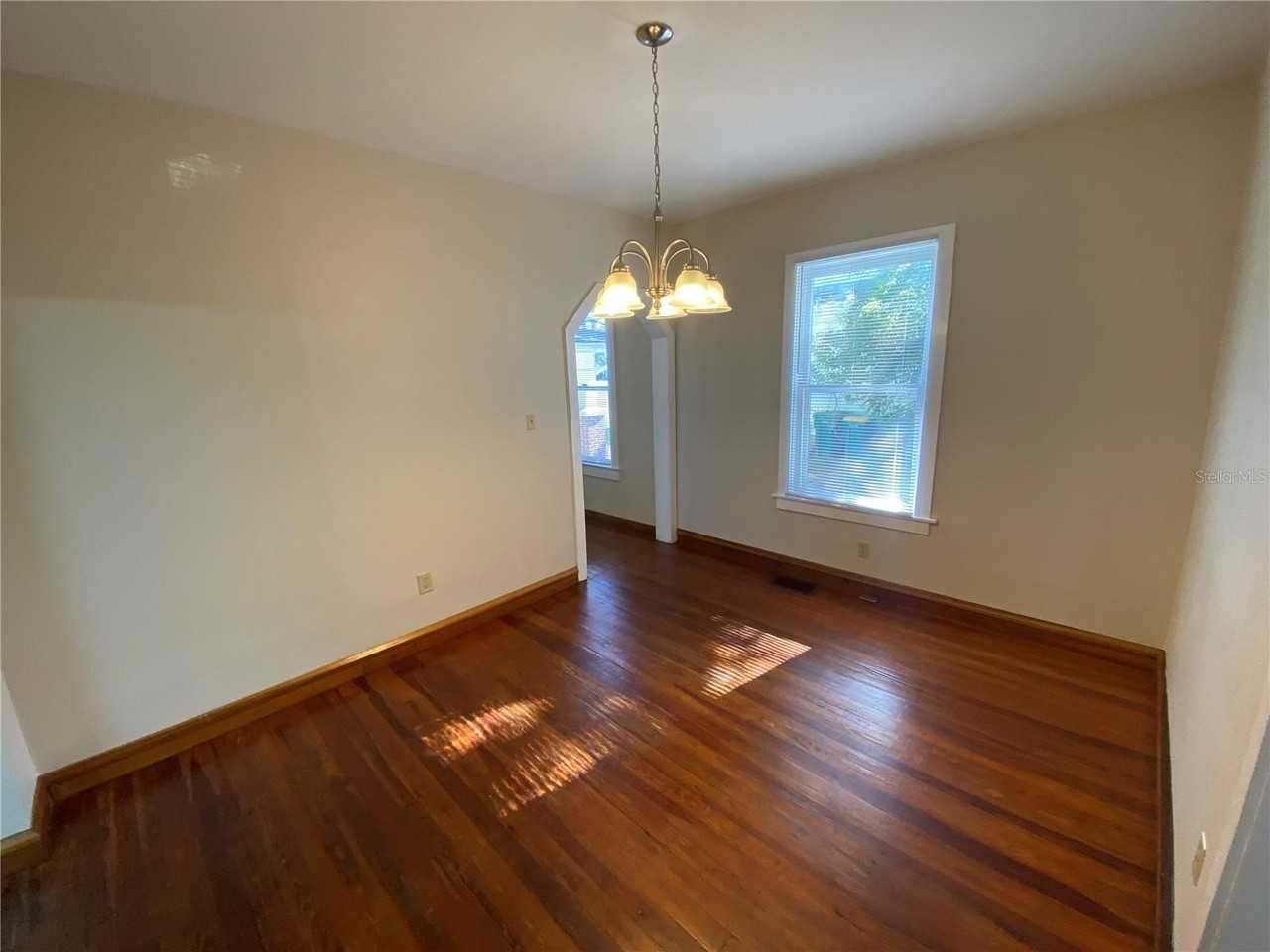 902 S Grove St - Photo 4 of 16