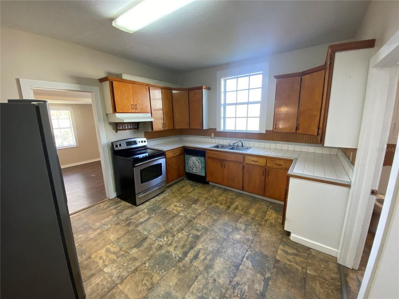 902 S Grove St - Photo 5 of 16
