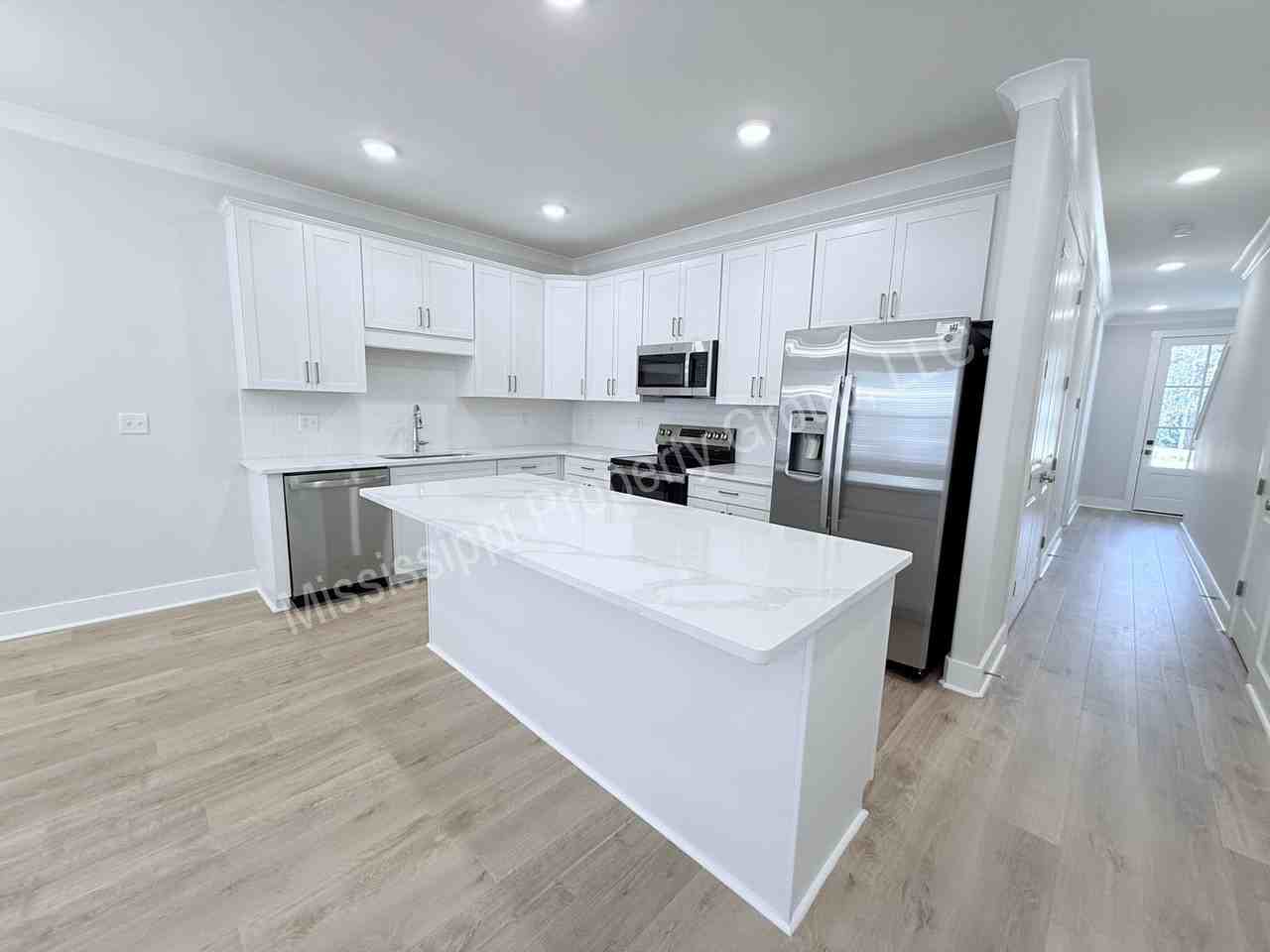 684 Miramar Ln - Photo 4 of 33