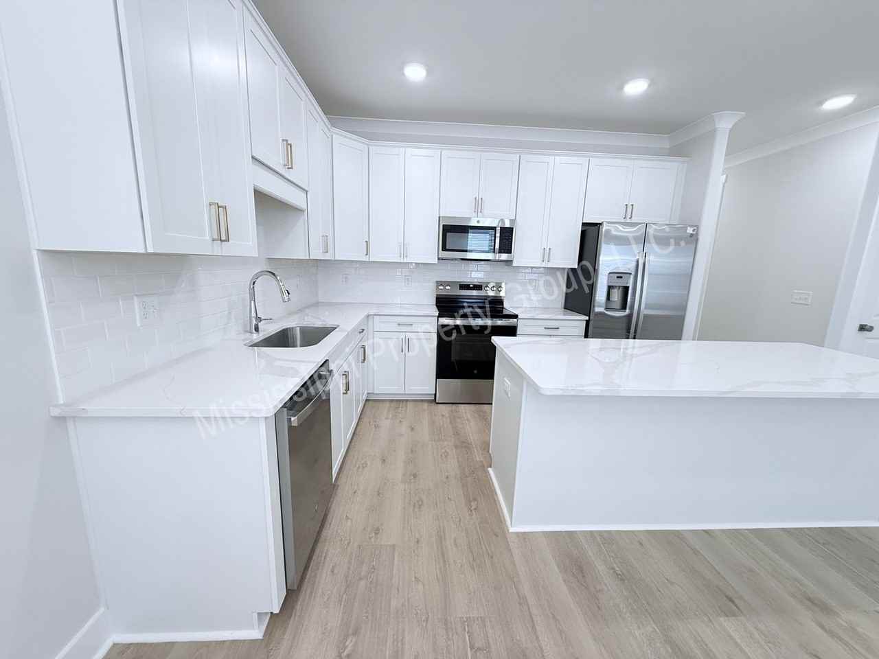 684 Miramar Ln - Photo 5 of 33