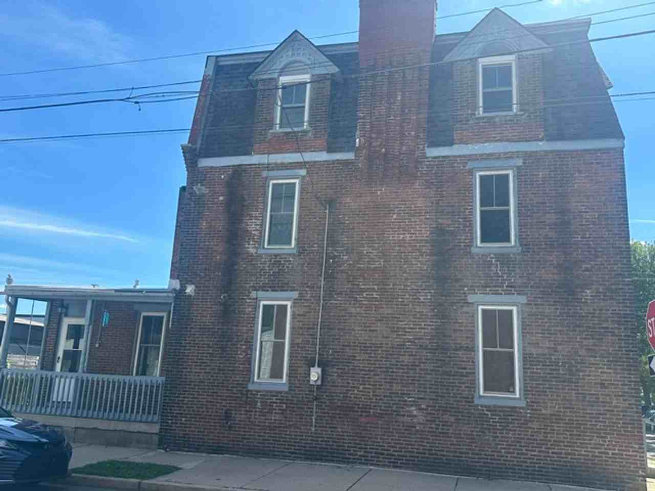 202 S Franklin St - Photo 2 of 35