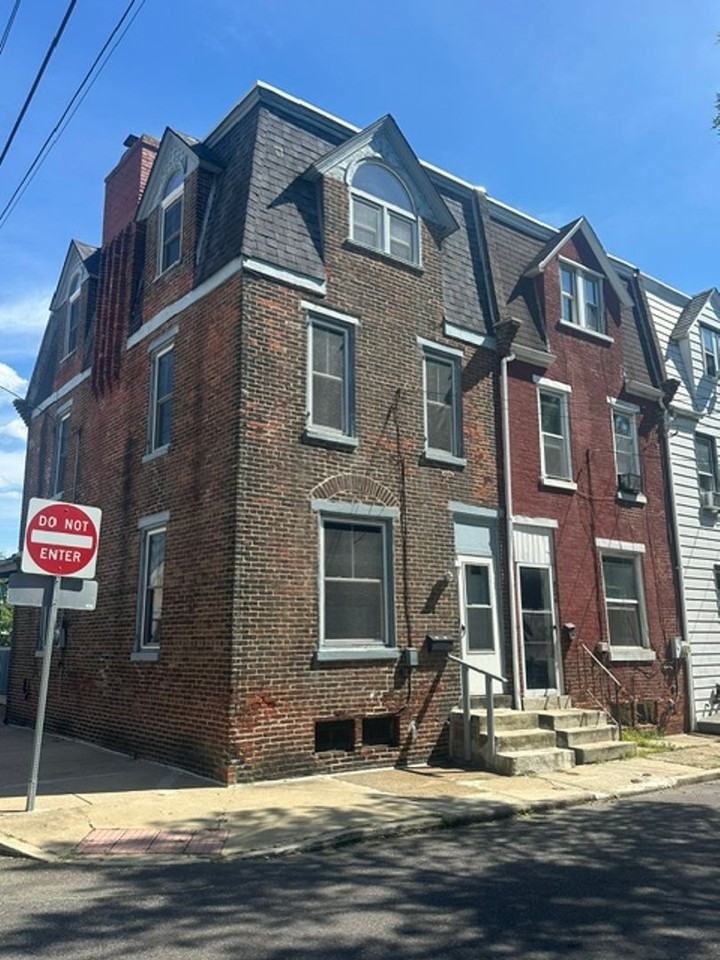 202 S Franklin St - Photo 3 of 35