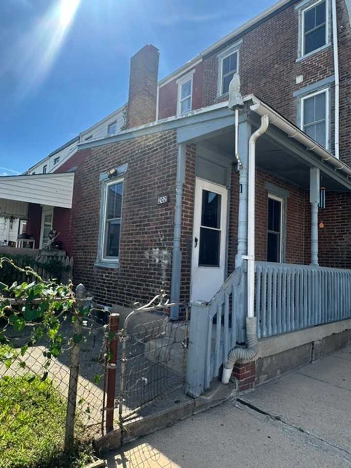 202 S Franklin St - Photo 4 of 35