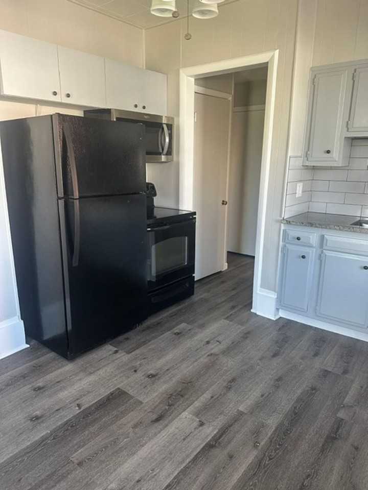 202 S Franklin St - Photo 7 of 35