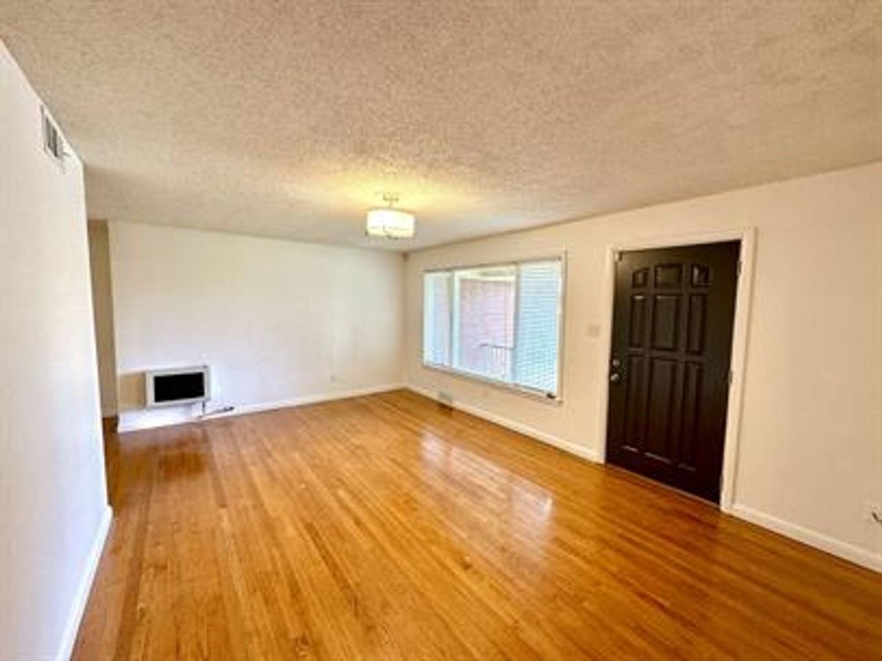 1628 Nw 25th St - Photo 3 of 16