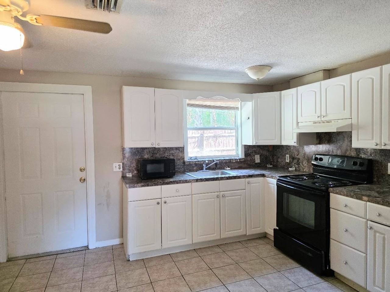 1123 Ne 5th Ave - Photo 2 of 11