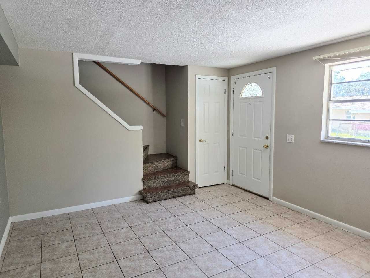 1123 Ne 5th Ave - Photo 3 of 11