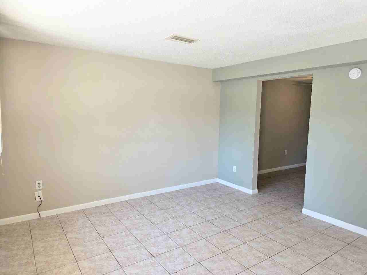 1123 Ne 5th Ave - Photo 4 of 11