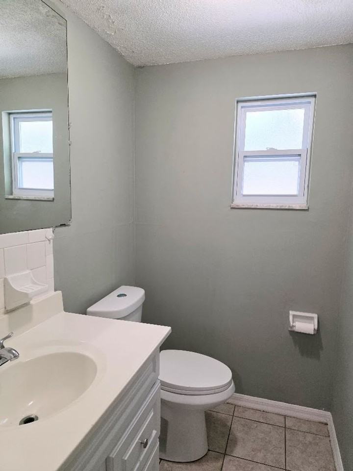 1123 Ne 5th Ave - Photo 5 of 11