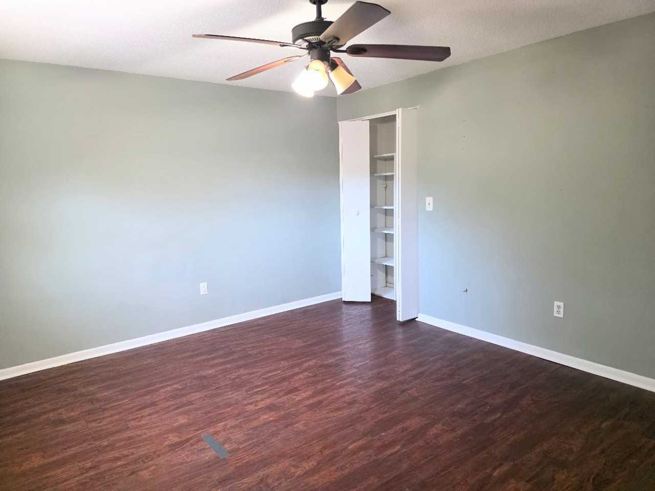 1123 Ne 5th Ave - Photo 6 of 11