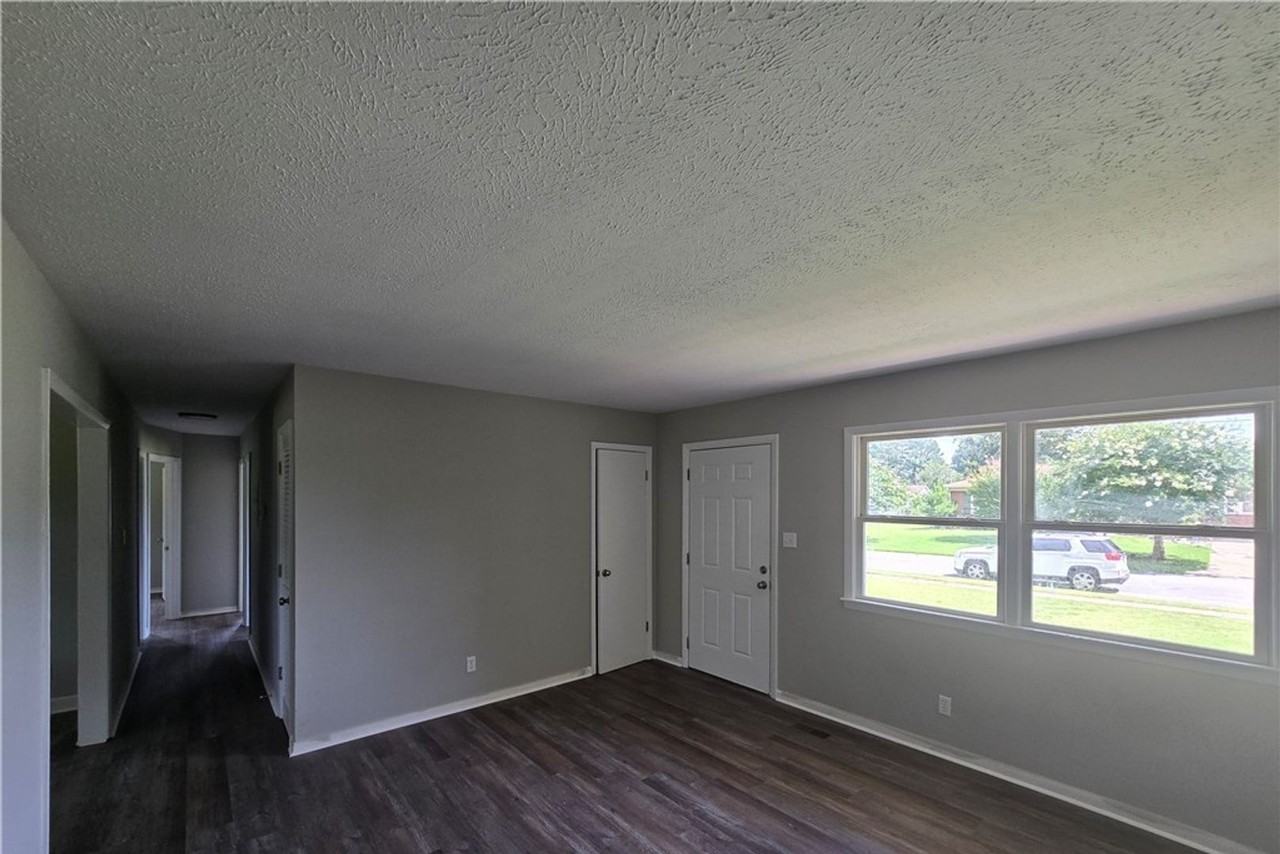 303 Cartwright Dr - Photo 3 of 11