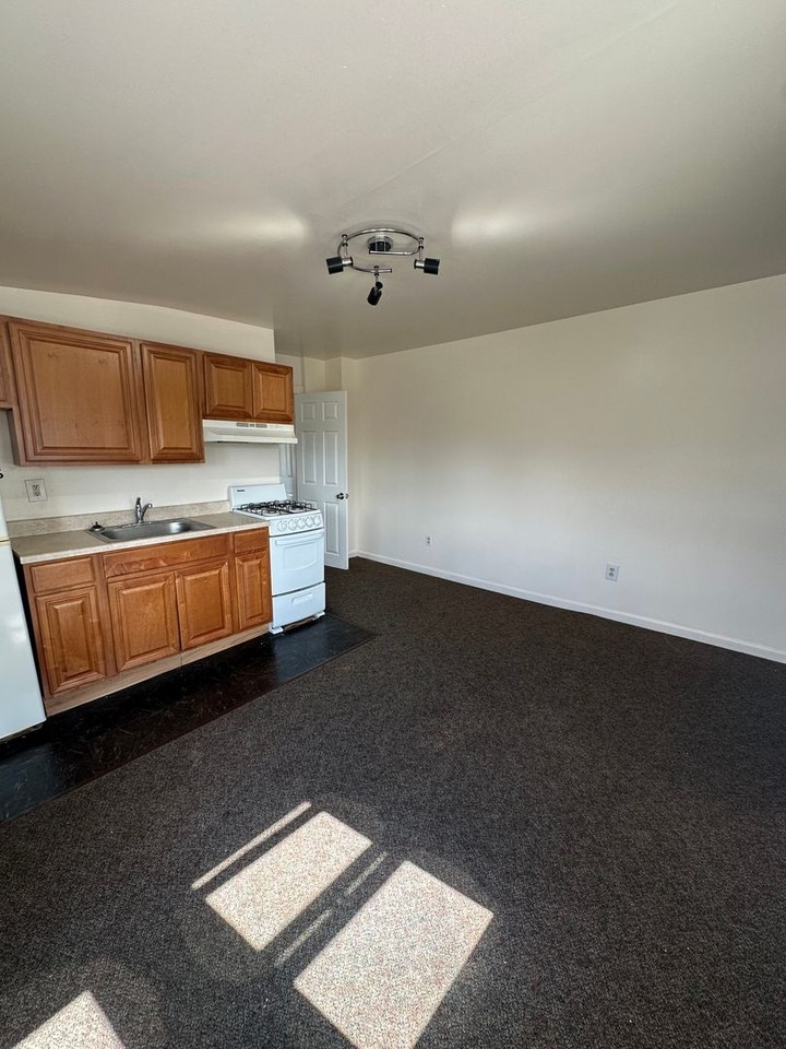 919 12th Ave - Photo 3 of 6