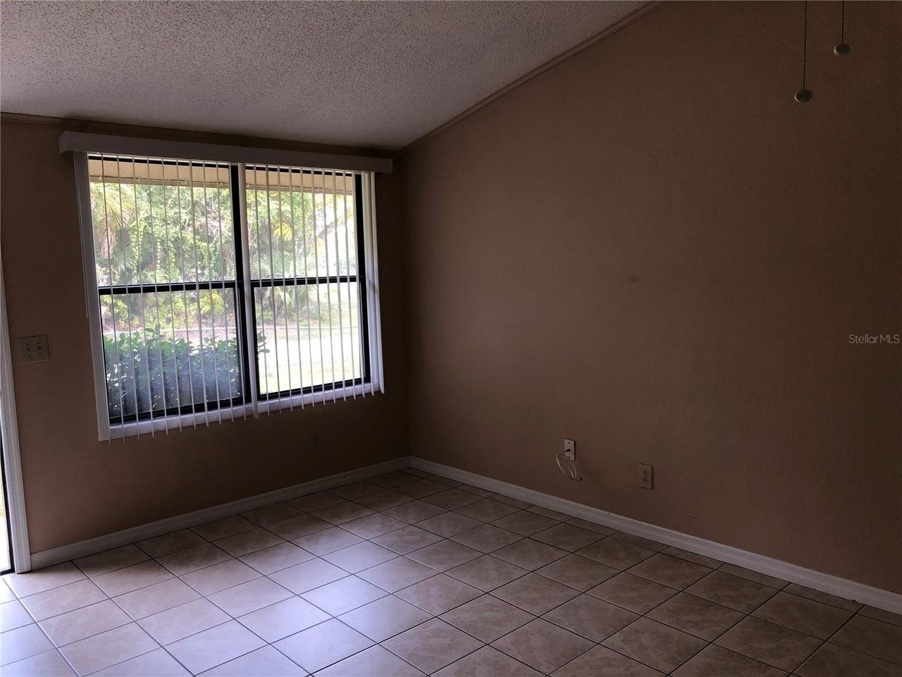 217 Acorn Dr - Photo 5 of 31