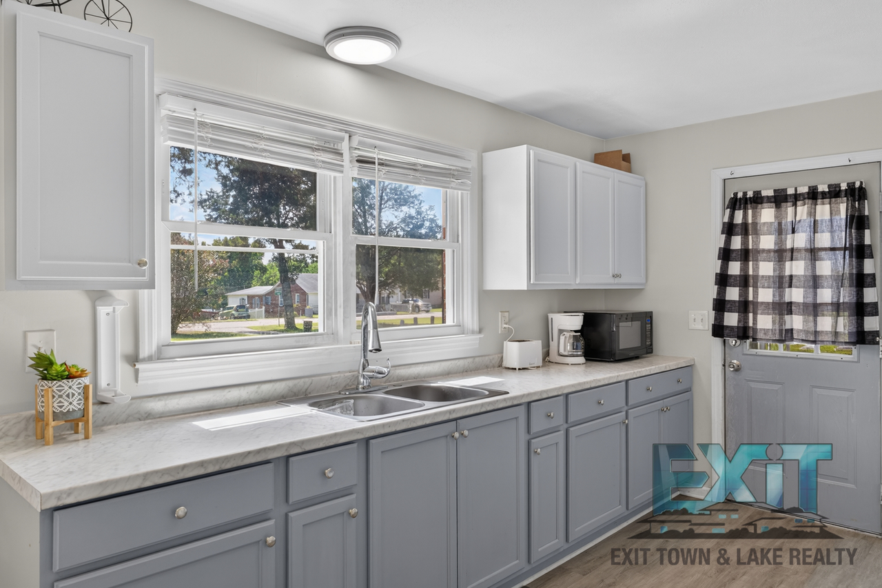 1112 Halifax St - Photo 5 of 20