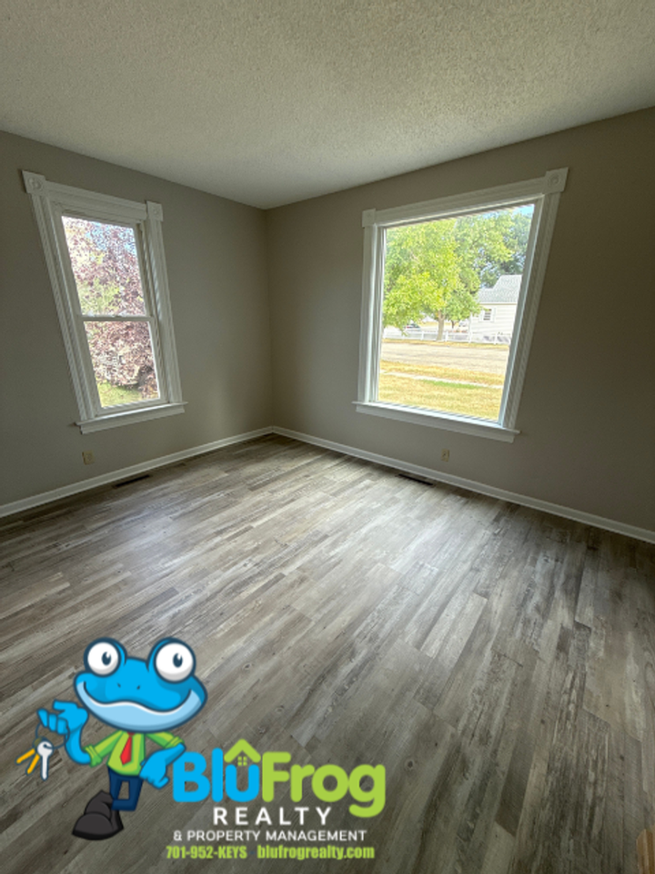 308 5th Ave Se - Photo 5 of 24