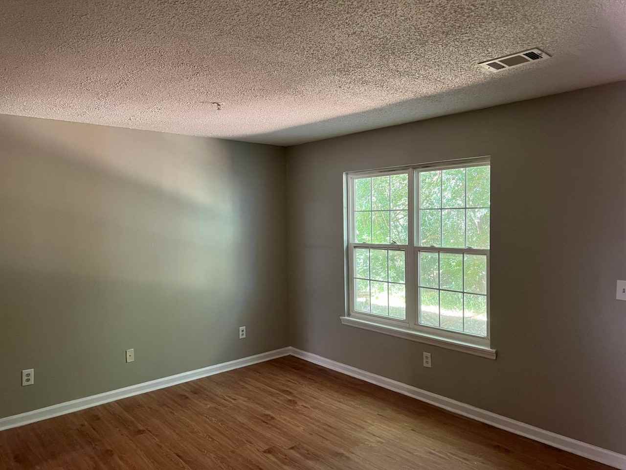 1074 Thornwoode Ln - Photo 3 of 9