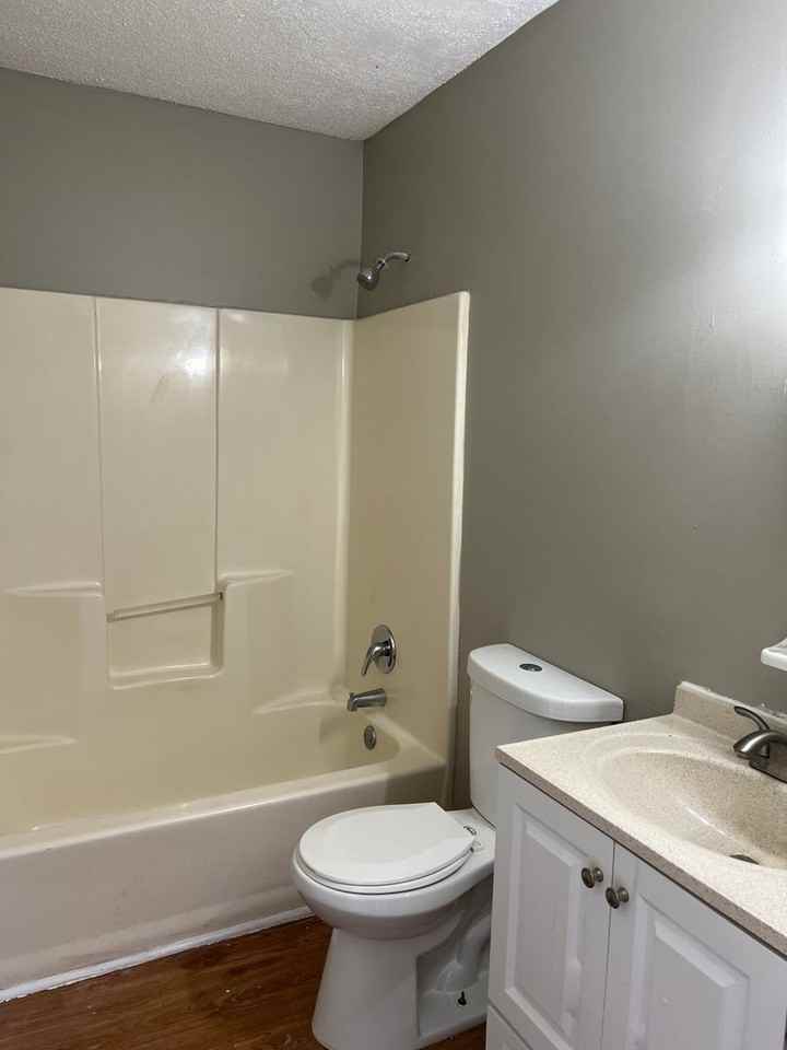 1074 Thornwoode Ln - Photo 4 of 9
