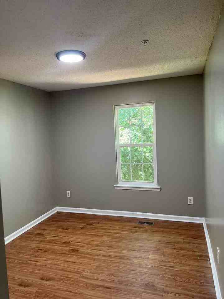 1074 Thornwoode Ln - Photo 6 of 9