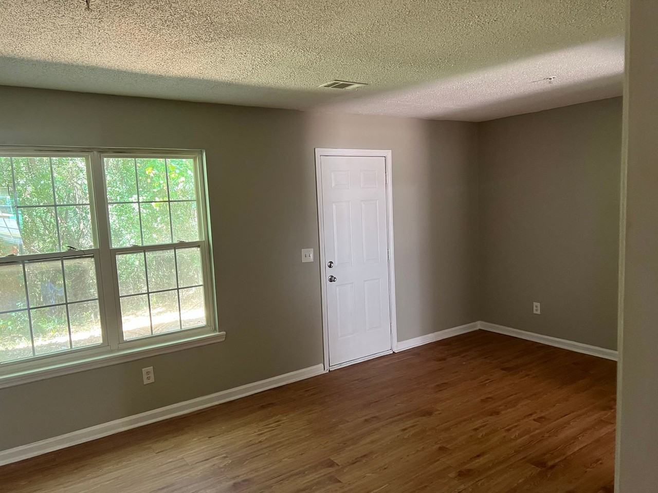 1074 Thornwoode Ln - Photo 7 of 9
