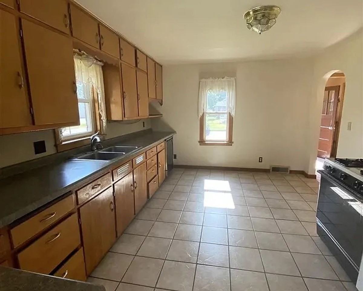 1200 E 2nd St - Photo 5 of 21
