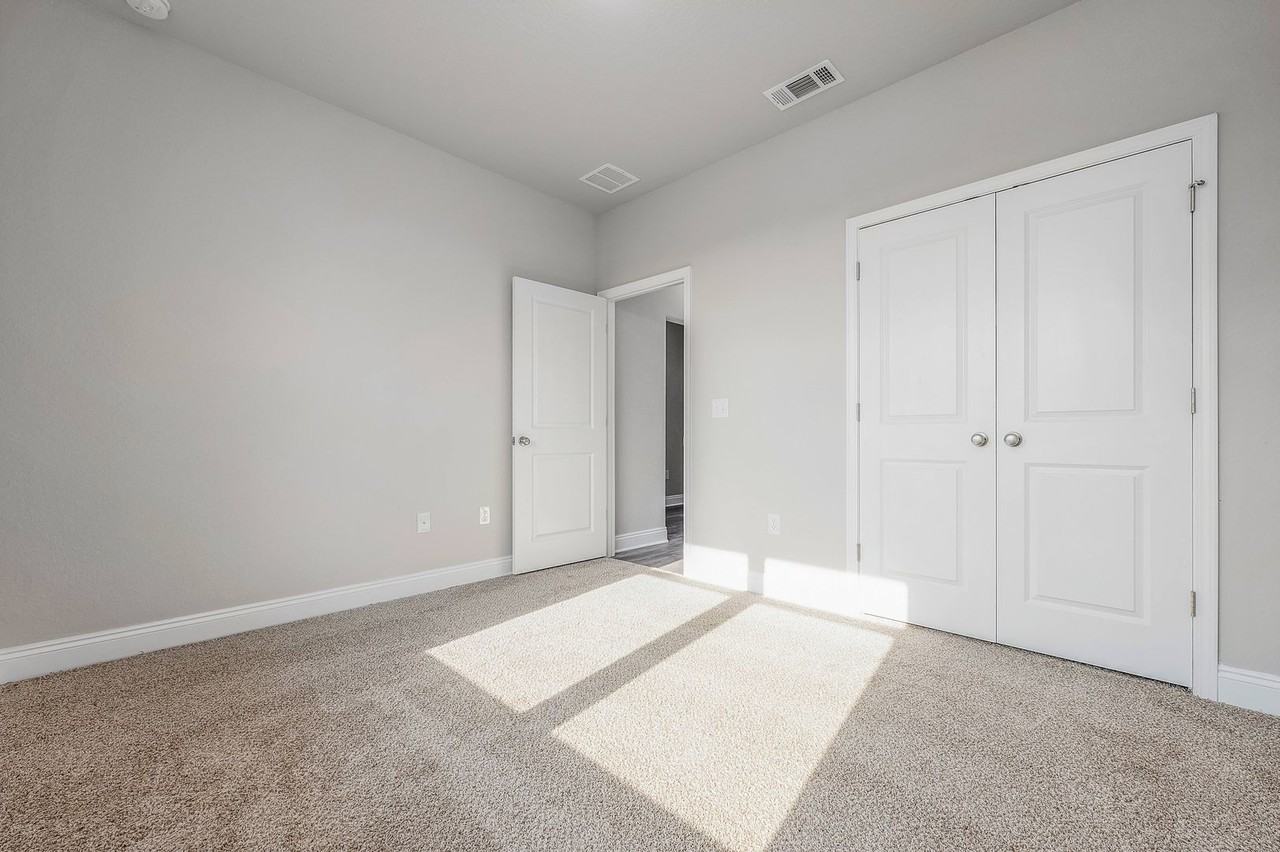 5388 Parkside Dr 1st Fl - Photo 6 of 10