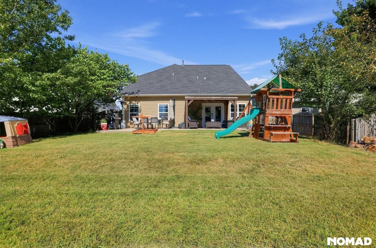 302 Barrett Chase Dr - Photo 3 of 42