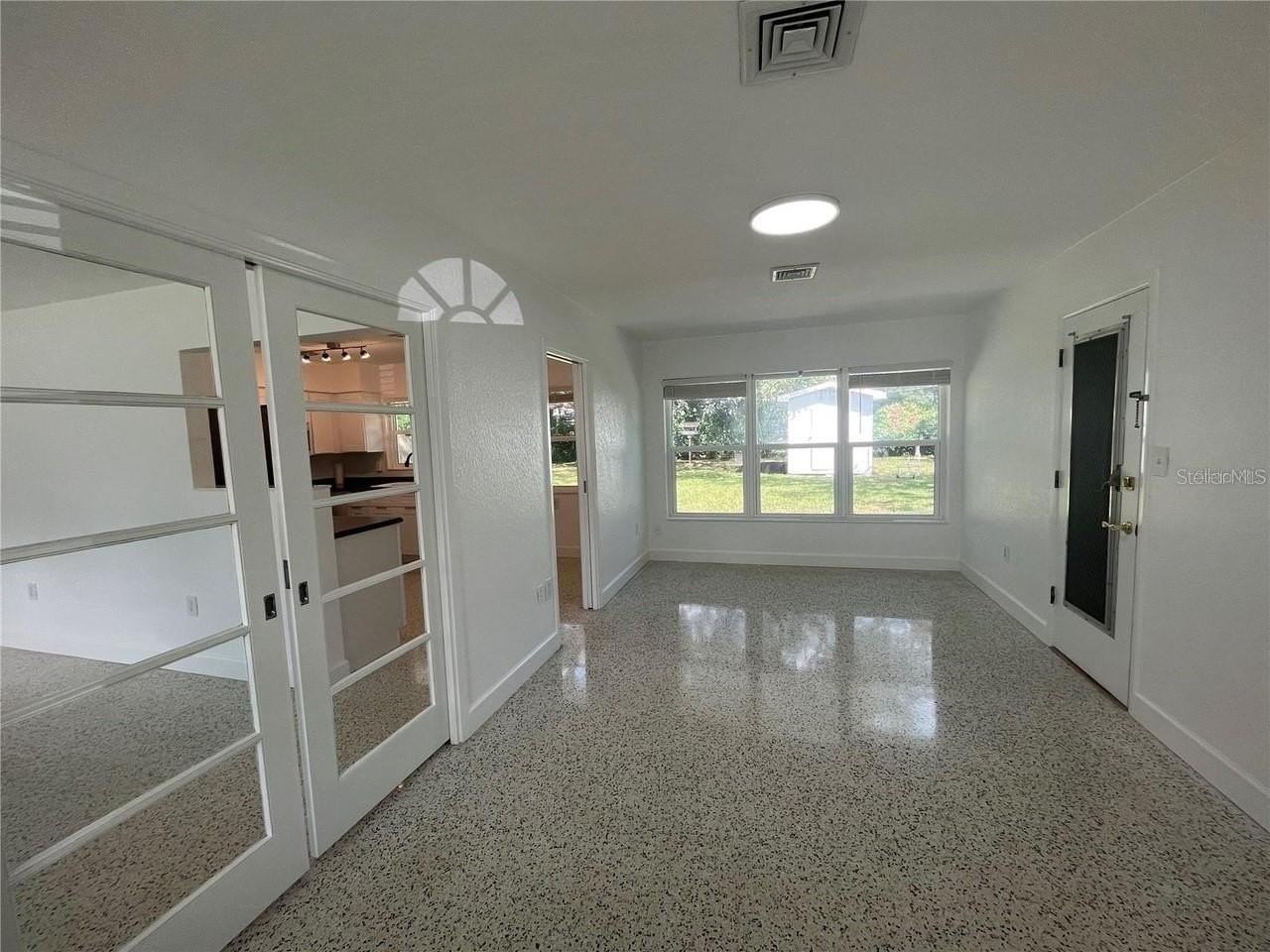 305 N Hercules Ave - Photo 4 of 12