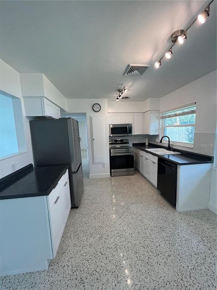 305 N Hercules Ave - Photo 5 of 12